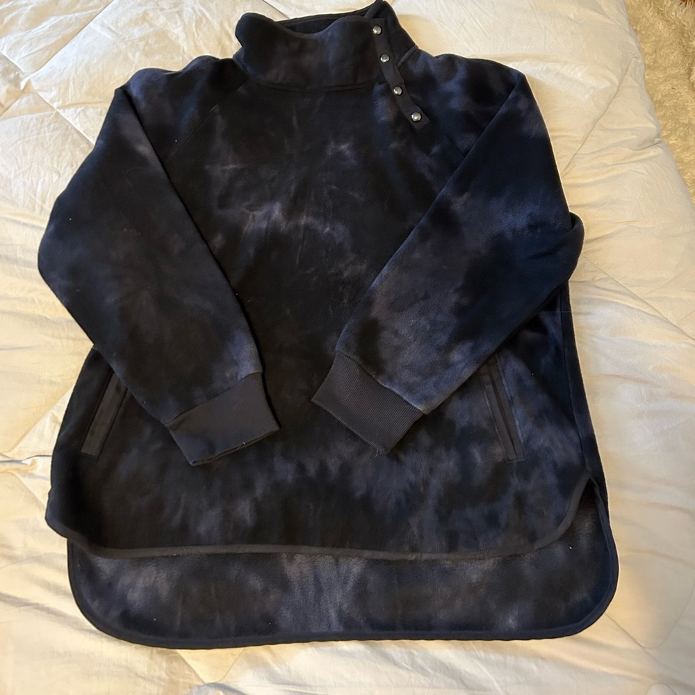 GreenTea XXL fleece sweatshirt. Snaps on neck and front pocket.